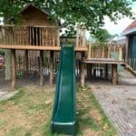 Boomhut van kastanje palen en douglas planken