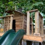 Speelhuis voor kinderen van douglas planken en kastanjehouten palen| Adéquat