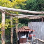 Pergola bouwen kastanjehout palen diameter 10-12 cm | Adéquat
