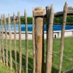 Kastanjehouten schapenhek van 100 cm hoog met een latafstand van 10 cm en een Franse raamwerkpoort van 100 cm breed bij 100 cm hoog