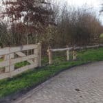 Dubbele kastenje boerenlandhek van 205 cm breed en 110 cm hoog met kastanje schaaldelen. Deze poort staat aan het begin van de wei als toegangspoort.