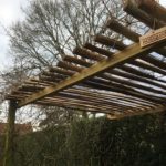 Frans schapenhek 175 cm hoog met een latafstand van 6 cm als zonwering op pergola