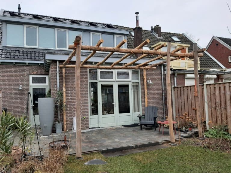 Robinia palen geschild en geschuurd met diameter van 10-12 cm en 13-15 cm in verschillende lengtes