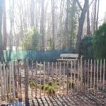 Eiken tuinbank met schaaldelen 180Lx55H en robinia schapenhek 100 cm, 8 cm latafstand en poort 80 cm B x 100 cm H