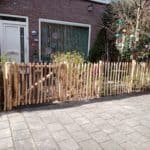 Frans schapenhek kastanjehoute 100 cm met een latafstand van 6 cm en een rondhoutpoort (120 b x 100 h)