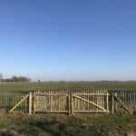 Dubbele Franse raamwerkpoort van 100 cm hoog en 150 cm breed per poortdeel gebruikt als toegang naar het weiland.