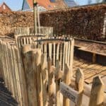 Franse rondhoutpoort van 100 cm hoog en 80 cm breed als toegang naar een moestuin
