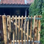 Kastanje rondhoutpoort van 100 cm hoog en 100 cm breed als doorgang van en naar de achterkant van een huis.
