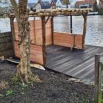 Overkapping gemaakt van kastanje palen 13-16 cm (staanders) en voor de liggers 2 kastanje palen 10-12 cm