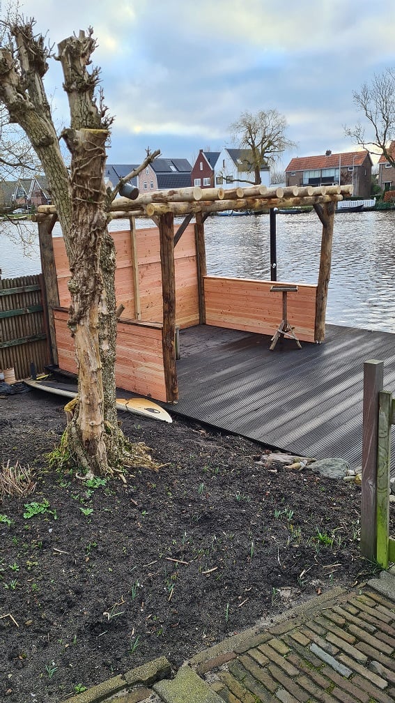 Overkapping gemaakt van kastanje palen 13-16 cm (staanders) en voor de liggers 2 kastanje palen 10-12 cm