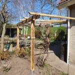 Pergola van kastanjehouten plankenen balken Adéquat