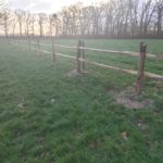 Post & Rail hekwerk2 niveau kastanje halfronde posten met kwartgezaagde railen.
