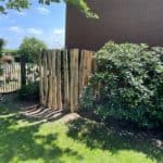 Afscheiding van robinia houten palen met een diameter van 12-14 cm. Adequat