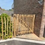 Frans schapenhek 100 cm h, met latafstand 6 cm met een rondhoutpoort 100 x 100 cm Adequat