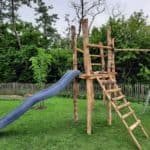 Speeltoestel van Robinia palen van 10-12 cm en voor de ligger van de schommel 12-14 cm, kastanje balken en planken voor de platforms en halfronde palen
