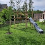 Speeltoestel van Robinia palen van 10-12 cm en voor de ligger van de schommel 12-14, kastanje balken en planken voor de platforms en halfronde palen