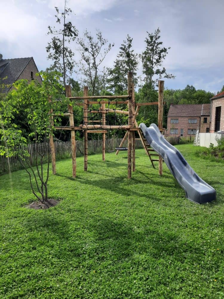 Speeltoestel van Robinia palen van 10-12 cm en voor de ligger van de schommel 12-14, kastanje balken en planken voor de platforms en halfronde palen