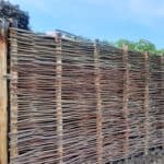 Wilgentenen schutting en kastanjehouten palen 10-12 cm