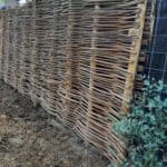 Wilgentenen schutting en kastanjehouten palen 10-12 cm