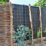 Wilgentenen schutting en kastanjehouten palen 10-12 cm
