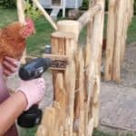 Schapenhek van 120 cm hoog met een latafstand van 4 cm met een dubbele raamwerkpoort van 120 cm hoog als afrastering in de tuin bij een kippenhok