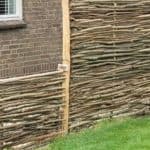 Hazelaarscherm somme 180 en somme 4 als afrastering in de tuin. kastanjepaal van 7-9, 200 cm, 20 cm en 250 cm halfrond gebruikt tussenin de schermen