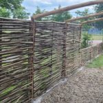 Hazelaarscherm somme 180 en somme 4 als afrastering in de tuin. kastanjepaal van 7-9, 200 cm, 20 cm en 250 cm halfrond gebruikt tussenin de schermen