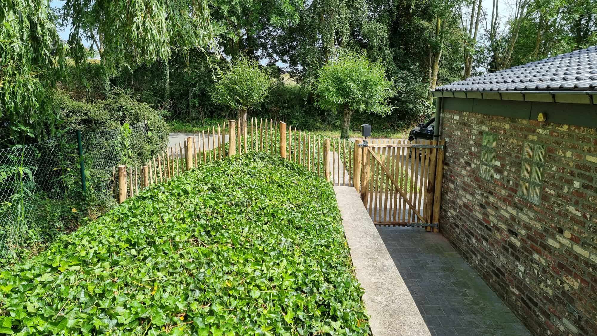 Schapenhek 80 en 120 cm en een latafstand van 8 en 10 cm met een rondhoutpoort van 150 cm hoog Adequat