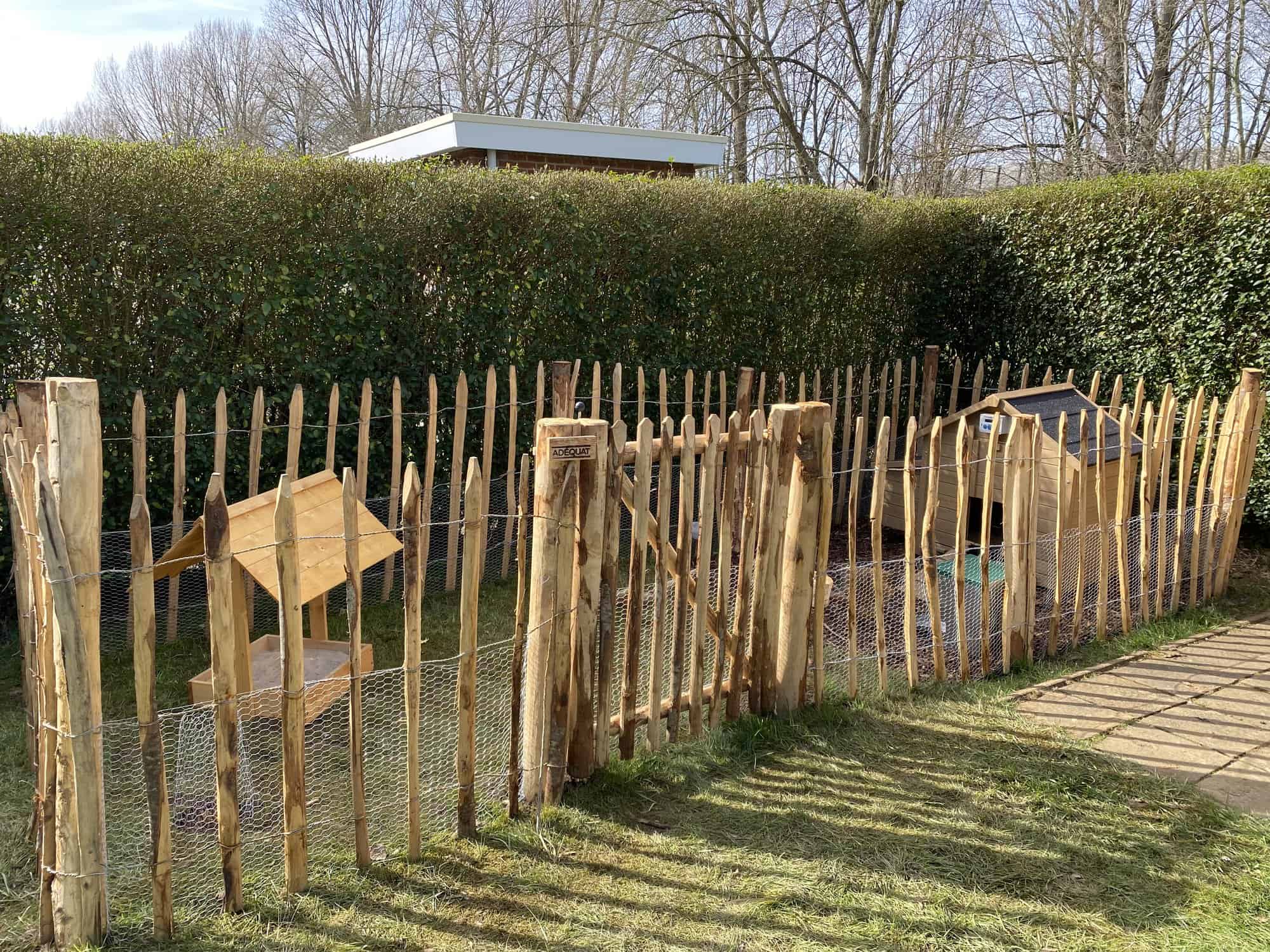 Frans Schapenhek 100 cm en een latafstand van 10 cm en een rondhoutpoort 80 cm breed en 100 cm hoog Adequat