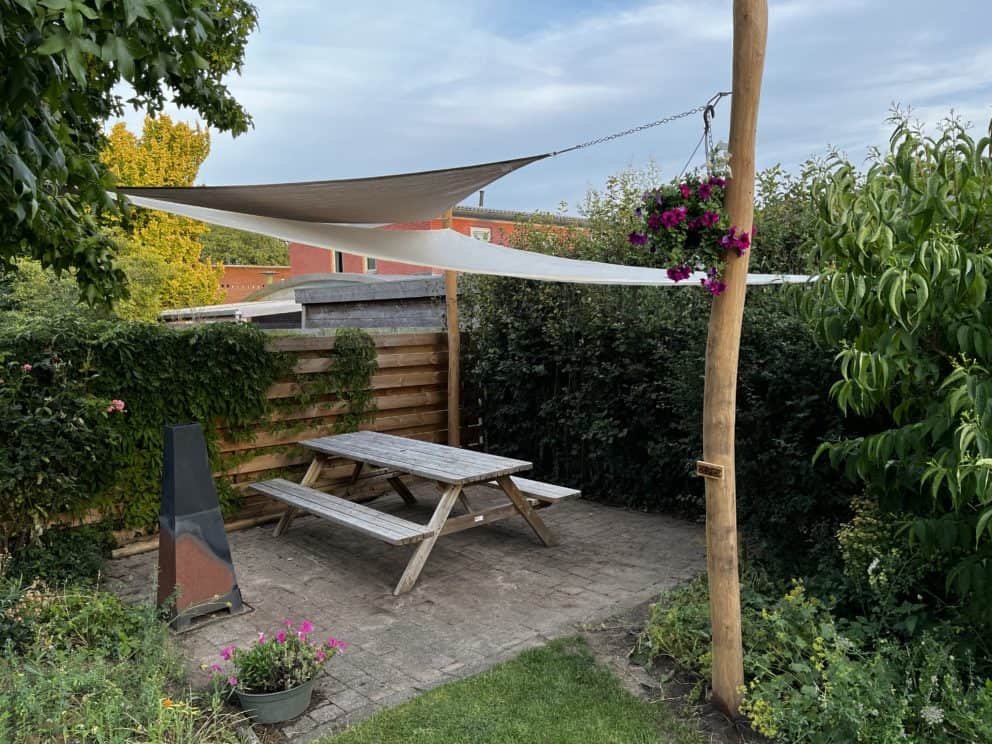 Robinia paal geschild van 10/12 cm diameter en 400 cm lang gebruikt als pilaar voor een zonnendoek aan te bevestigen