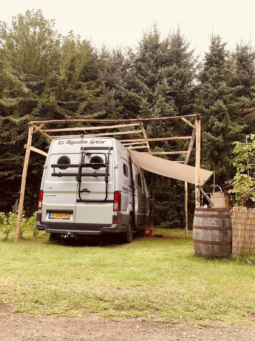 Kastanje palen in de lengte 300, 350 en 500 cm in de diameter 7-9 cm en kastanje palen in de lengte 300 en 400 cm met een diameter van 4-6 cm gebruikt om een pergola mee te maken