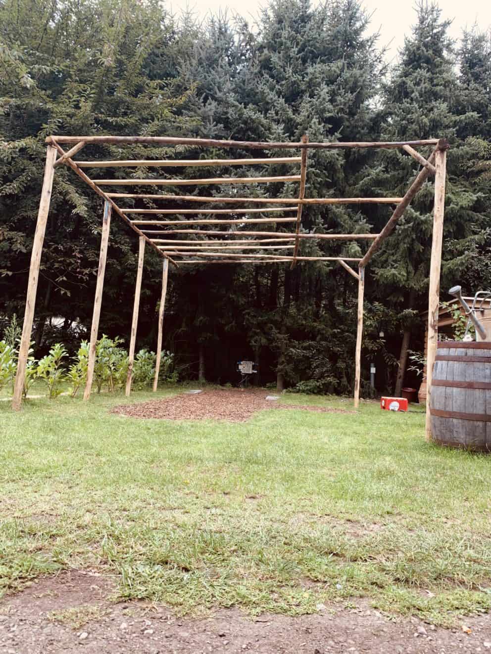 Kastanje palen in de lengte 300, 350 en 500 cm in de diameter 7-9 cm en kastanje palen in de lengte 300 en 400 cm met een diameter van 4-6 cm gebruikt om een pergola mee te maken