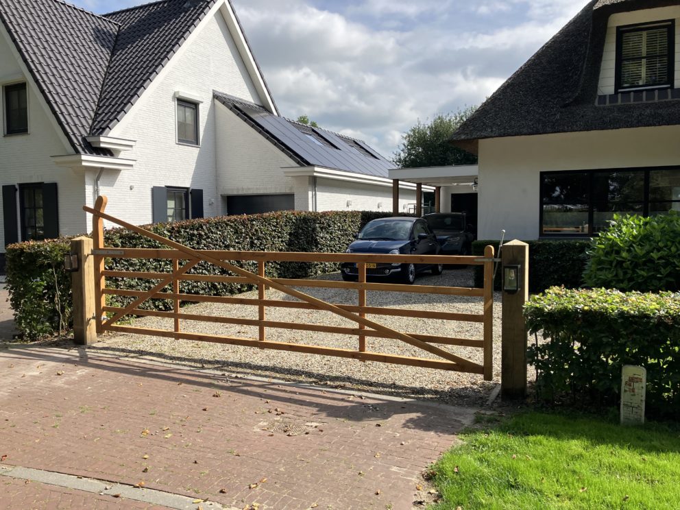 Een linksdraaiende Engelse toegangspoort van douglas van 500 cm lang en 120 cm breed met een verzwaarde onderbalk
