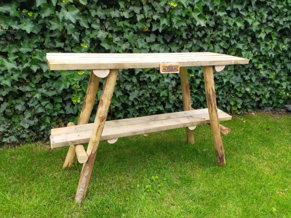 Potterie tafeltje gemaakt van gezaagde kastanje plank 3 x 10 x 250 cm en kastanje paal 200 cm in de diameters 4/6 (ongepunt) en 7/9 (halfrond)
