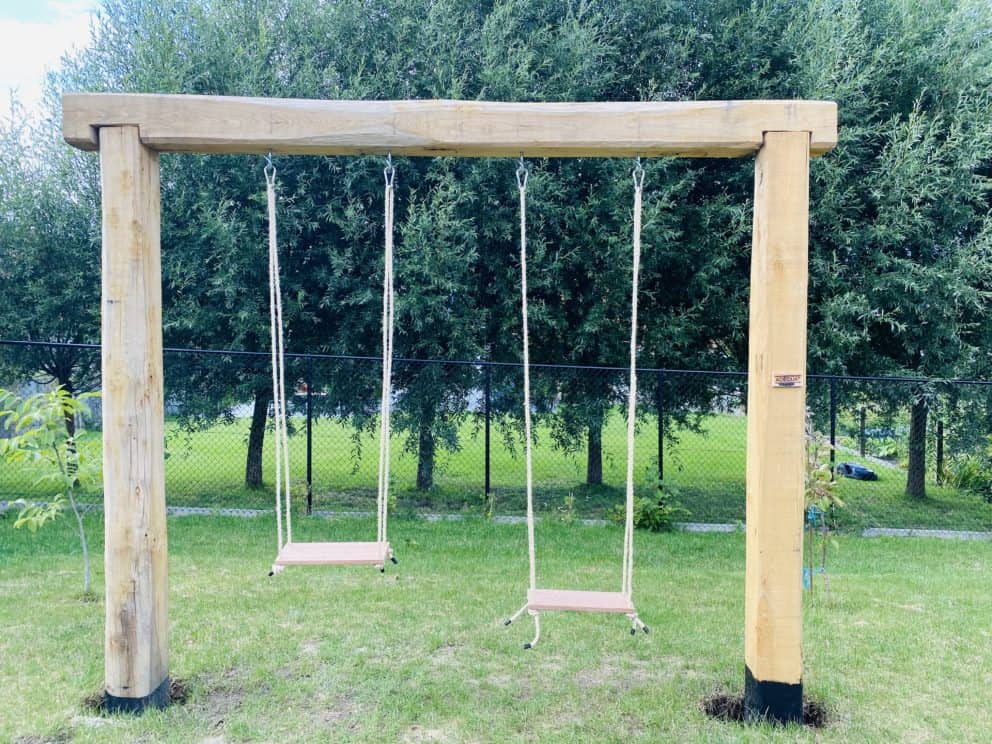 Kastanje houten balk rustiek bezaagd gebruikt om een schommel mee te maken