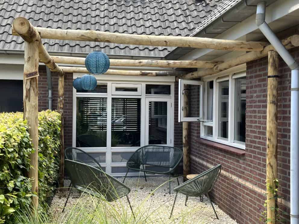 Kastanje paal diameter 10/12 met een lengte van 300 en 500 cm gebruikt om een pergola van te maken.