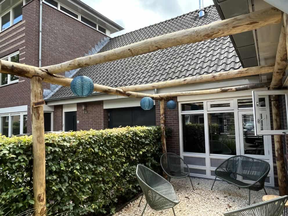 Kastanje paal diameter 10/12 met een lengte van 300 en 500 cm gebruikt om een pergola van te maken.