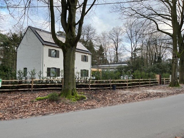 Post & rail robinia 3 niveau rond met kastanje rail (ligger) robinia ronde hoekpost en eindpost. - Adéquat