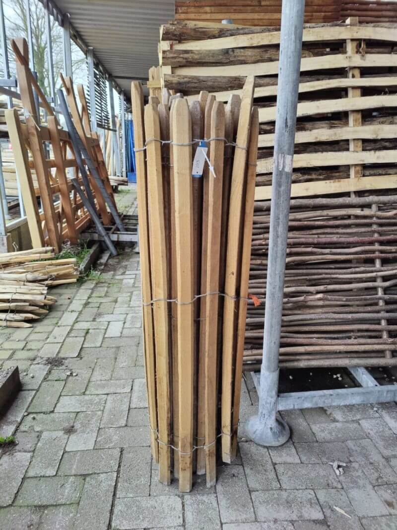 Robinia schapenhek 120 hoog, 4 cm - reststuk 2,5 meter (103)