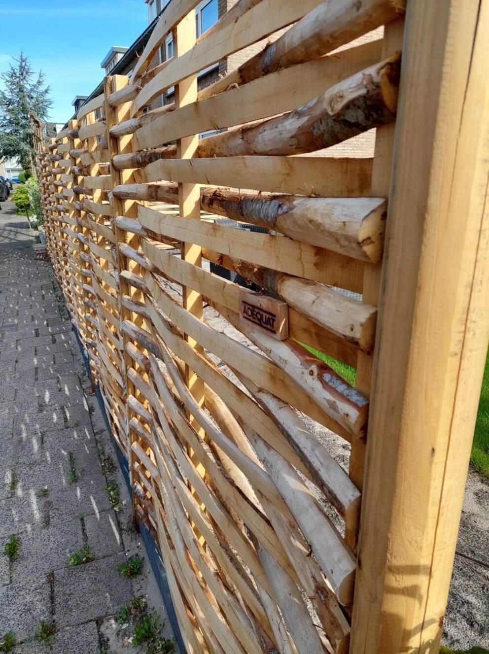 Vlechtscherm kastanje van 180 cm breed bij 180 cm hoog als afrastering in de tuin