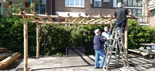 Pergola van kastanje palen in lengte 300 cm lang, diam 7-9 en 13-16 cm en lengte 500 cm lang, diam. 10-12 cm