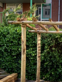 Pergola van kastanje palen in lengte 300 cm lang, diam 7-9 en 13-16 cm en lengte 500 cm lang, diam. 10-12 cm