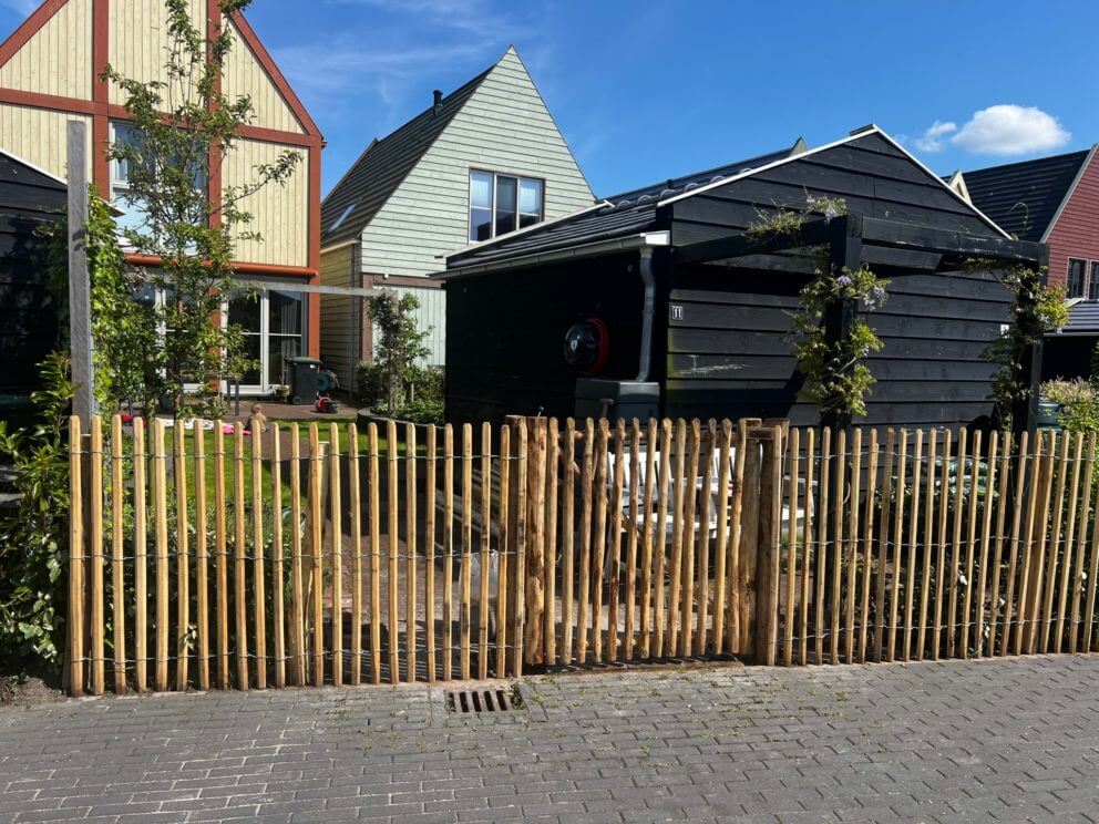 Schapenhek robinia 120 cm hoog, latafstand 4 cm met robinia paal 200 cm lang, diameter 8-10 en 10-12 cm met een Franse enkele rondhoutpoort an 120 cm breed bij 120 cm hoog.
