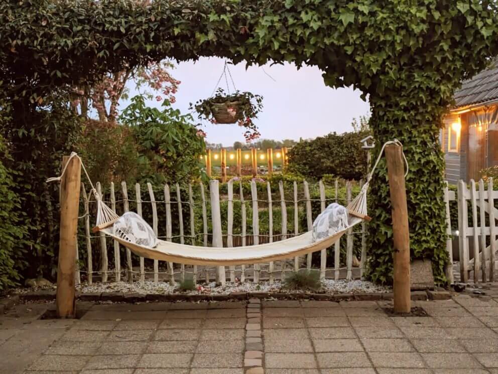 Kastanje paal 150/160 cm lang met een diameter van 10-12 cm gebruikt om een hangmat aan te bevestigen en lampjes in de tuin