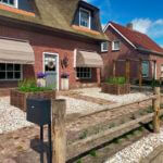 Post en Rail niveau 2 rond met een pergola van kastanje paal lengte 300 cm diam. 13-16 cm