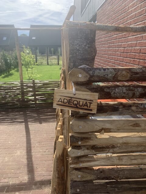 Ombouw voor vuilnisbak met pergola gemaakt van kastanje paal diameter 7/9 cm en lengte 200 en 250 en halfronde kastanje paal 200 en 250 cm lang, diameter 7/9 cm met kastanje rasterlat halfrond en gepunt in de lengte 120 en 200 cm.