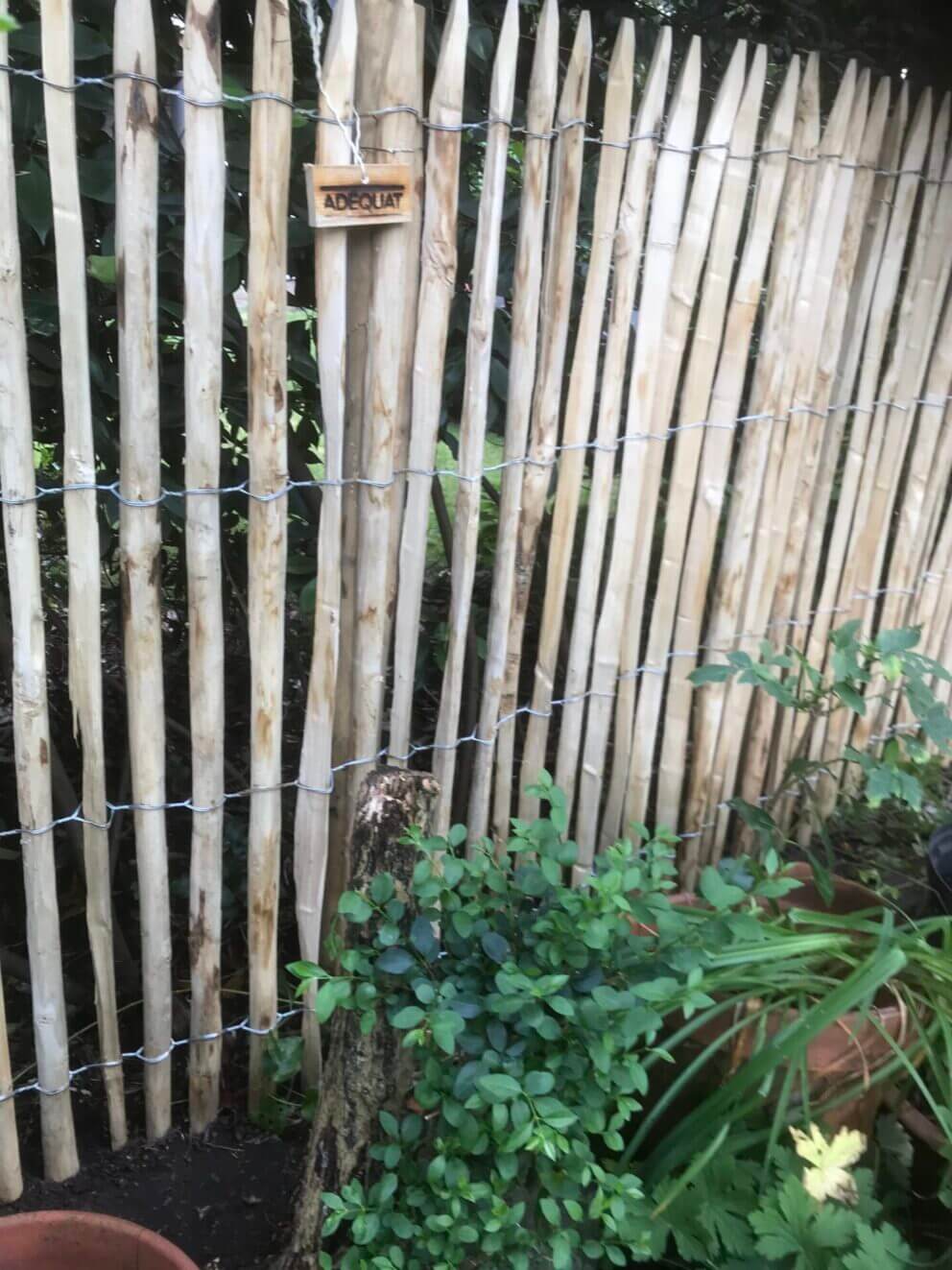 Schapenhek kastanje 150 cm hoog, latafstand 2 cm met kastanje paal diam. 7/9 m en lengte 150 cm