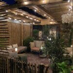 Boho stijl tuin overkapping, loungehoek met kastanje paal 350 en 400 cm lang, diameter 10/12 cm met kastanje paal 150/160 en 500 cm lang, diameter 7/9 cm met Franse rondhoutpoort 100 breed bij 80 hoog (cm) met frans schapenhek 80 en 175 cm hoog, latafstand 4 cm