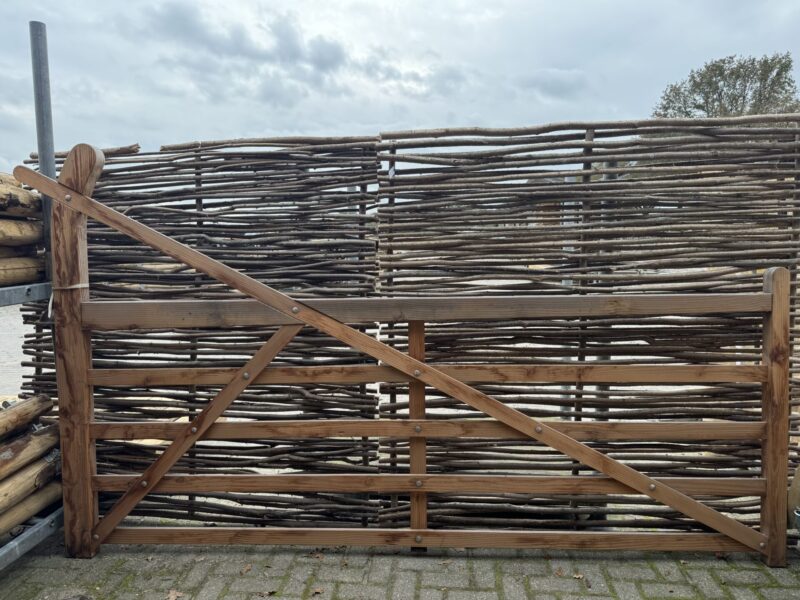 Nr65 engelse poort met trekboom douglas 300Bx120H